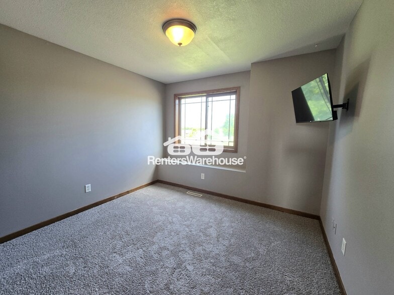 Building Photo - 930 Aspen Cir