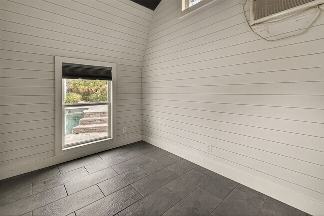 Building Photo - 717 W 30th St