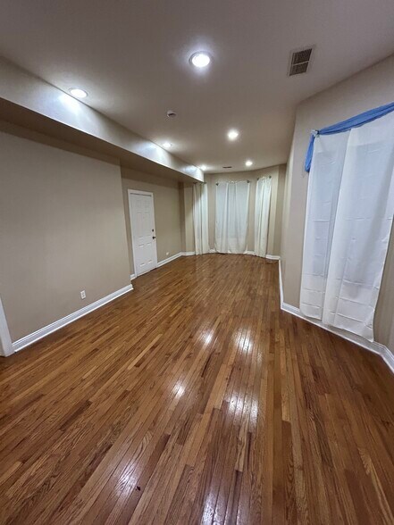 Building Photo - 6630 S Ingleside Ave