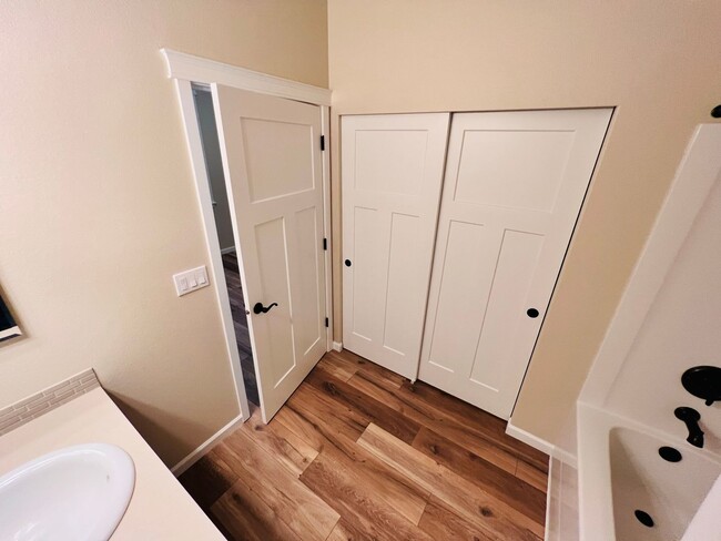 Building Photo - Stunning 5 bedroom W/Bed & Full Bath on Main Floor