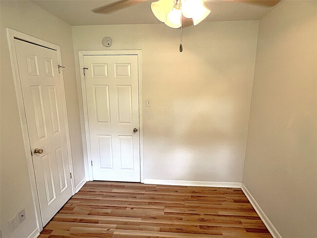 Building Photo - 560 Beverly Dr