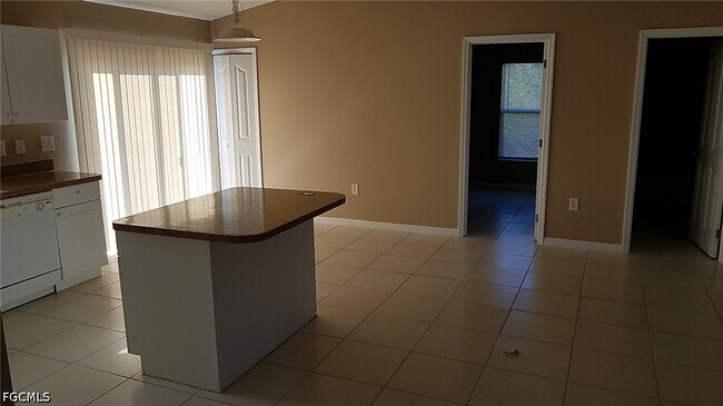 Building Photo - 932 Dobbins St E