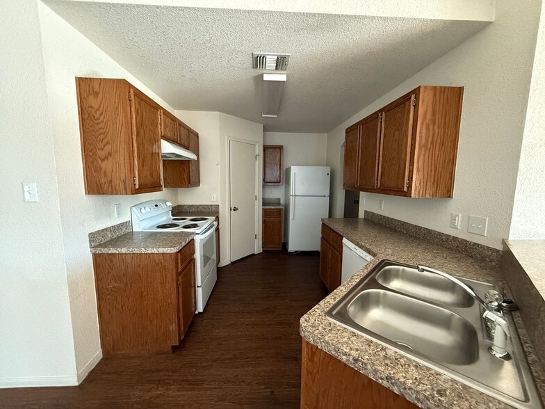 Building Photo - 4609 Waterproof Dr