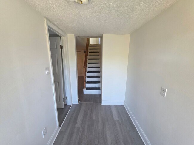 Building Photo - 47 Oakwood Ave