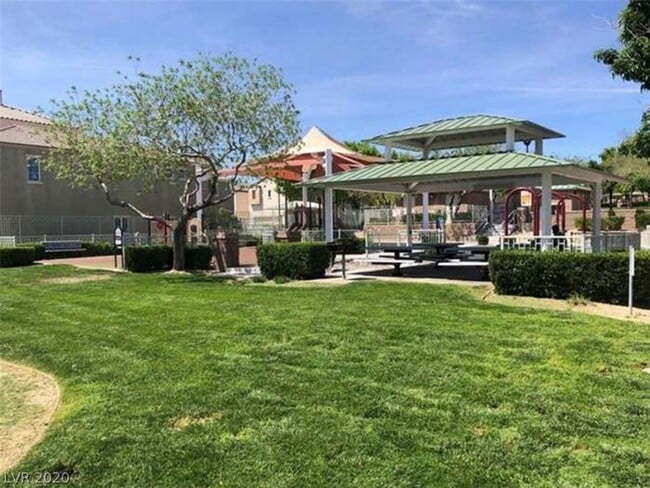 Building Photo - Northwest 3 bed, Lots of Amenities!