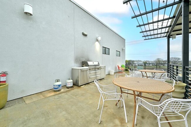 Building Photo - 2709 E 5th St.