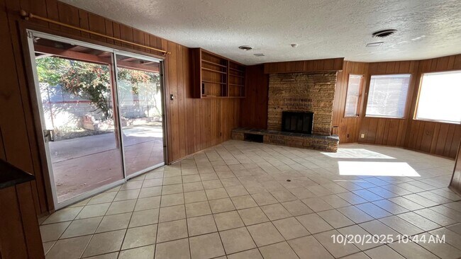 Building Photo - PENDING APPLICATION - Uptown Lovely Home f...