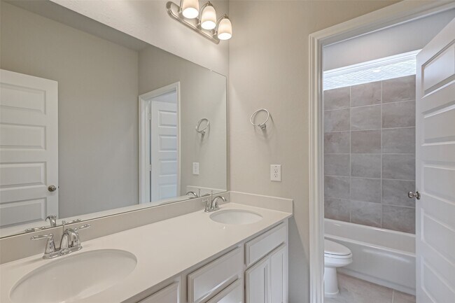 Building Photo - 1526 Lakeline Oak Dr