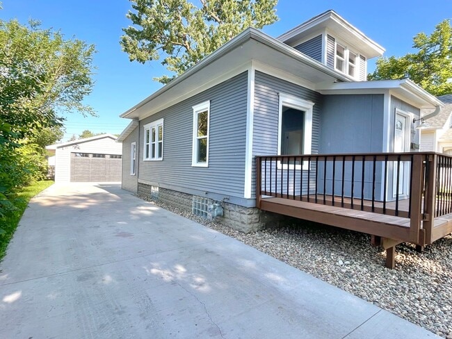 Building Photo - Newly Remodeled 2 Bed 1.5 Bath Home will Large Oversized 2-Stall Garage!