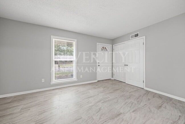 Building Photo - A Must See!!!!! Section 8 Friendly & Ready...