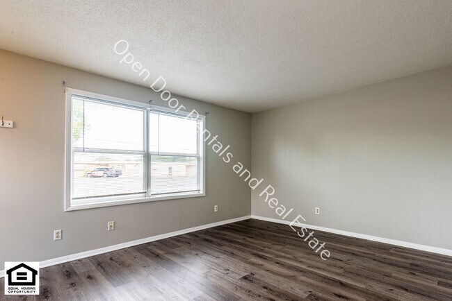 Building Photo - 922 East Ave