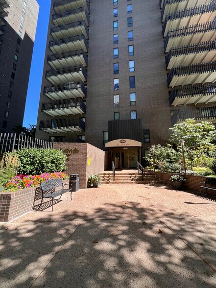 Private, secure entrance - 480 S Marion Pky