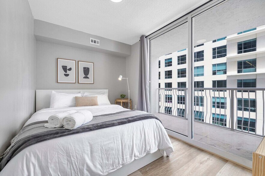 Building Photo - 1200 Brickell Bay Dr