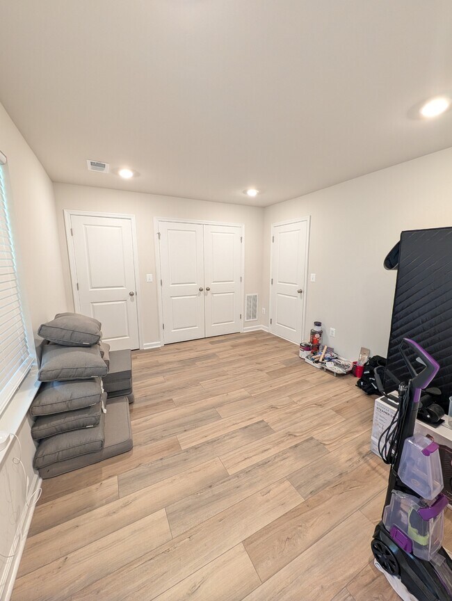 Building Photo - 5876 Ginger Dr