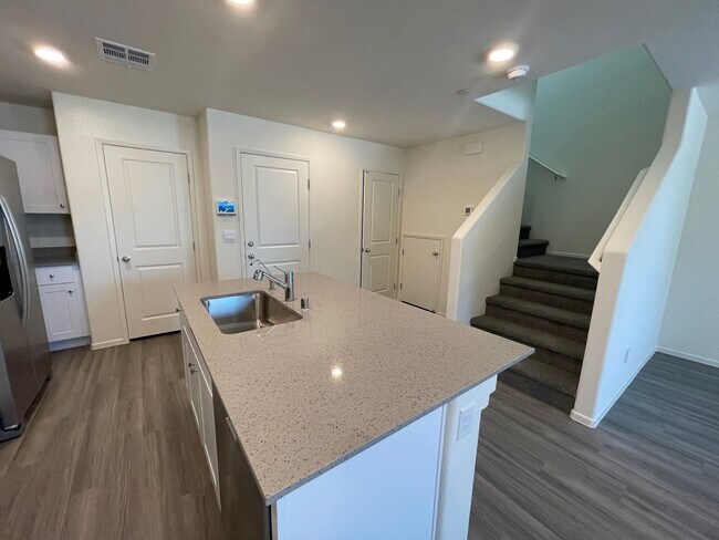 Building Photo - Beautiful Townhome In Henderson