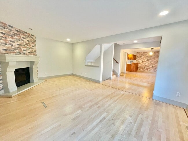 Building Photo - AVAILABLE NOW 3 BD 3.5 BA Townhome in Fremont