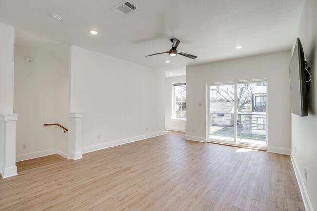 Building Photo - 2322 Benbrook Blvd