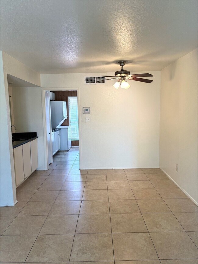 Building Photo - 8405 Wilcrest Dr