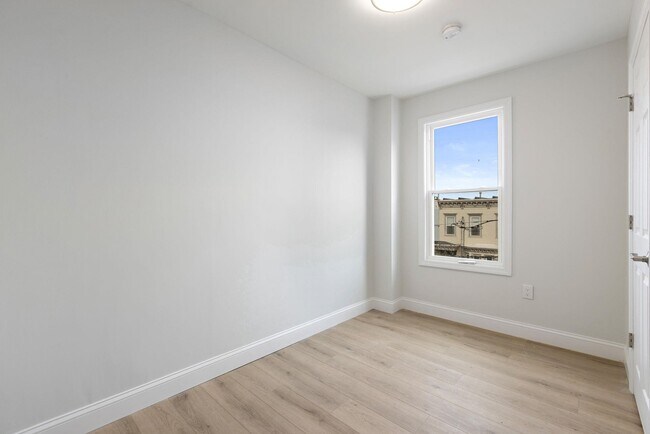Building Photo - 173 Van Horne St