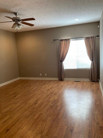 living room area - 1121 Turtle Creek Rd