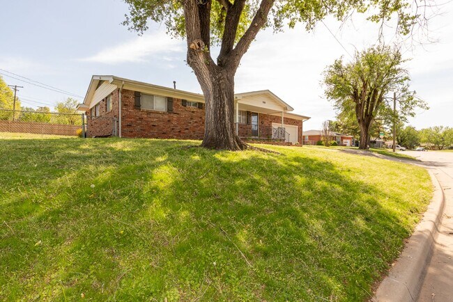 Building Photo - 3 Bed 1.5 Bath in Great Midtown Location!
