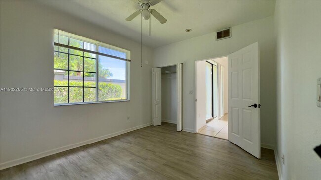 Building Photo - 2000 Freeport Dr