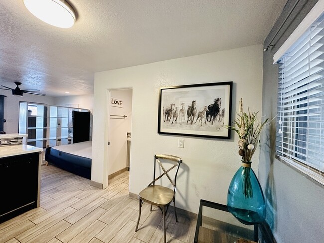 Building Photo - $400Off First Month's Rent! Designer Fully...