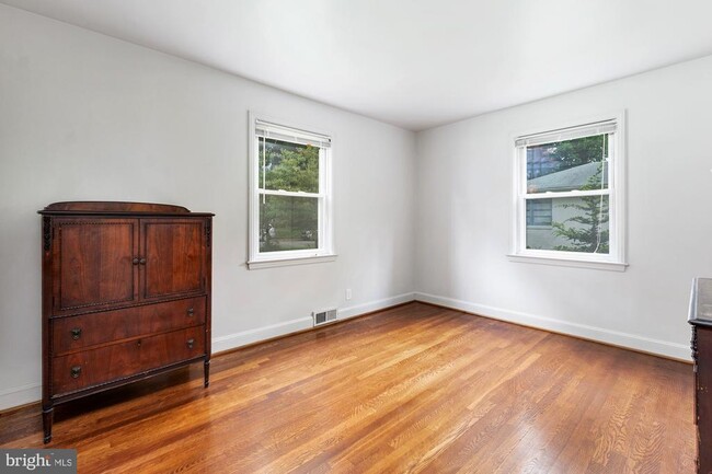 Building Photo - 6233 Woodcrest Ave