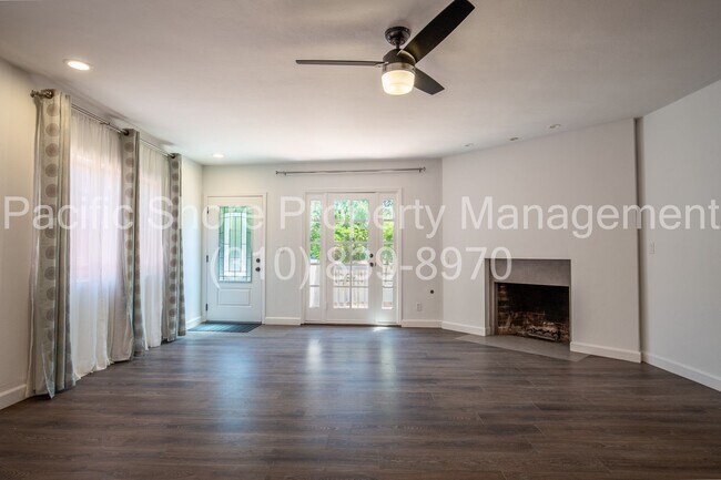 Building Photo - Updated 3-Bedroom First-Floor Condo in Prime Santa Monica Location
