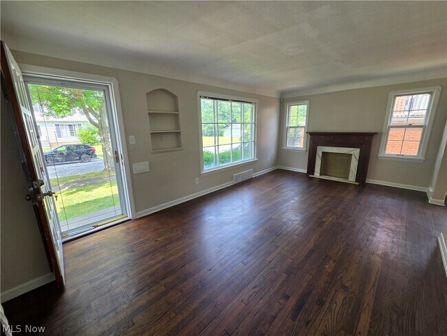 Building Photo - 1361 Villa Dr
