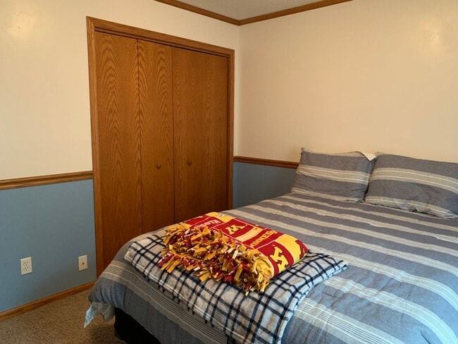 Building Photo - Executive 3 Bedroom Home