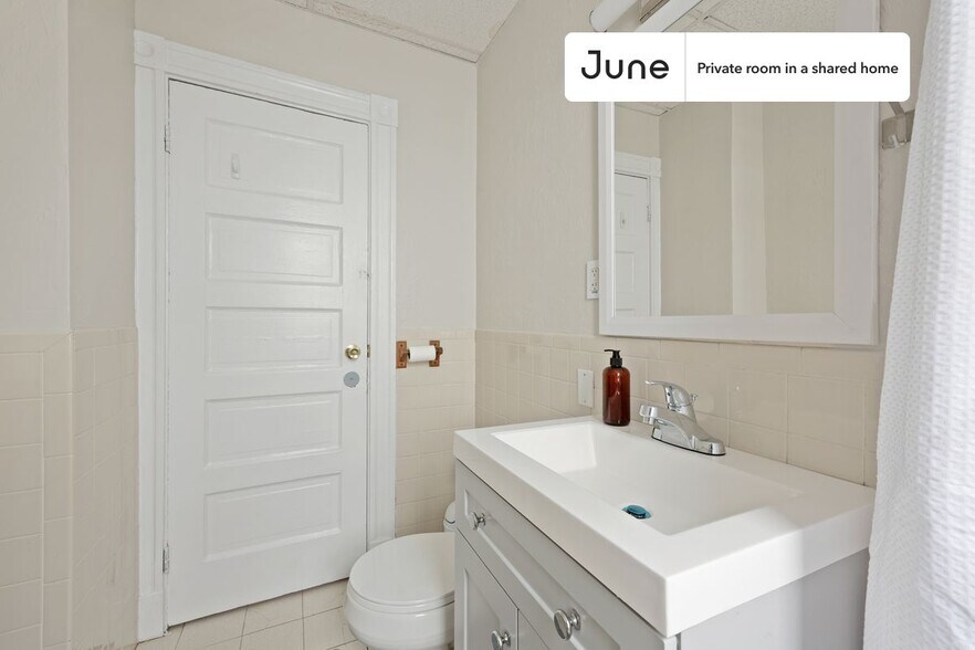 Building Photo - Room in Shared 3 bed/1 bath home