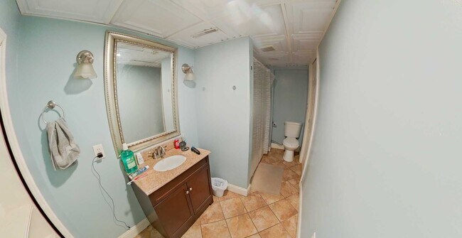 Building Photo - Large House with 2 Kitchens & 2 Living Rooms + Off-Street Parking! Available August 1st!