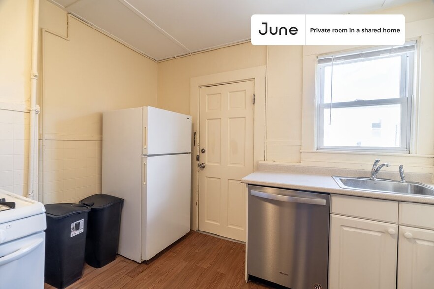 Building Photo - Private bedroom in 4 bed/1 bath Home