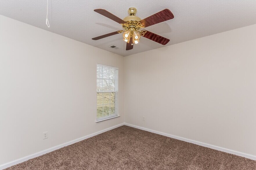 Building Photo - 1036 Meadowbrook Ln SW