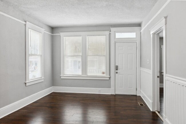 Building Photo - 923 W Victory Dr