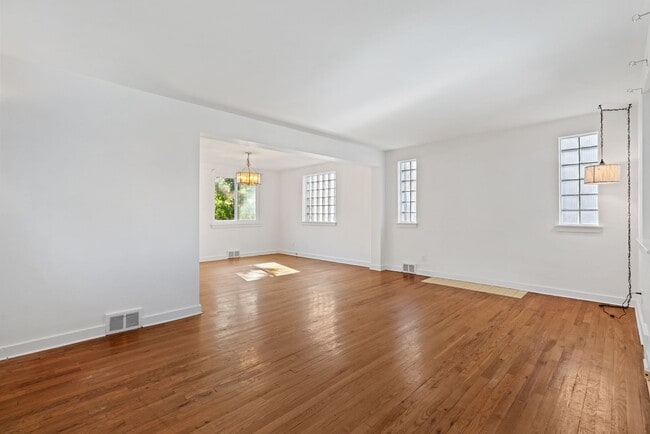 Building Photo - Newly Renovated 3Bd/1.5 Bath Home -- Avail...