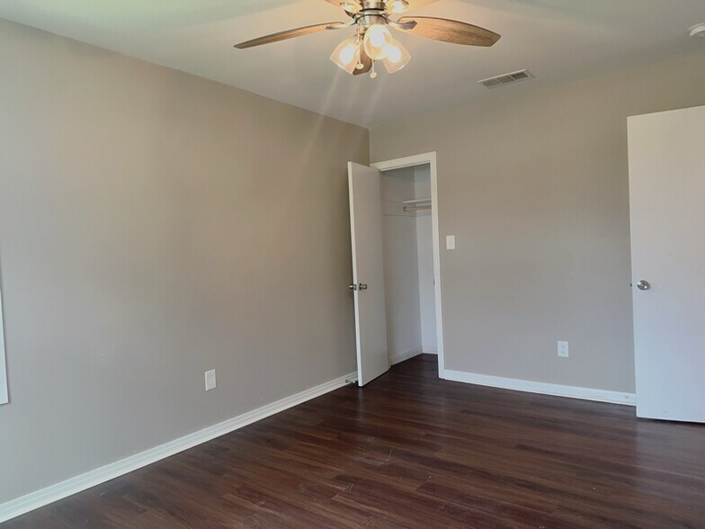 Building Photo - 313 Lovers Ln