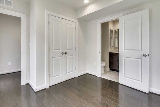 Building Photo - Luxury END-UNIT garage townhouse - 4BD/4.5BA!