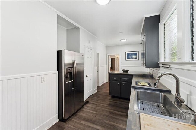 Building Photo - 206 E 46th St