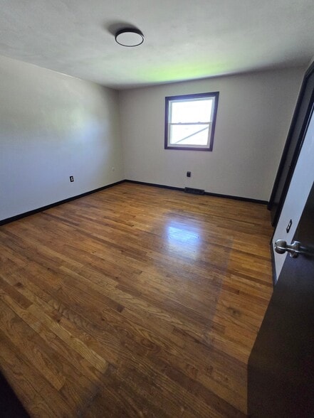 Building Photo - 1403 E 38th St