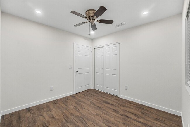 Building Photo - Up to $1400 off 1st month!! Vista - 3 bed/...