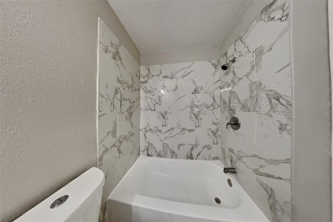 Building Photo - 9202 Wallingham Dr