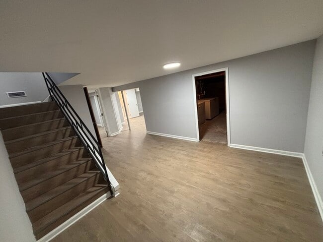 Building Photo - 5 Bedroom Home