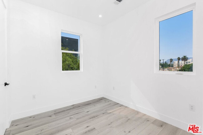 Building Photo - 522 Wilton Pl