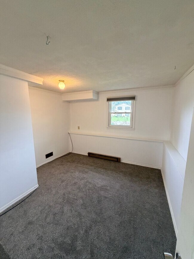 Building Photo - Spacious 4 Bedroom Split-Level Home in Clay, NY