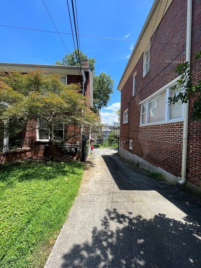 Building Photo - KENNESAW_AVE_655