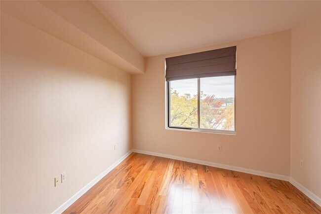 Building Photo - 54 Rainey St