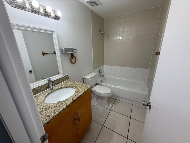 Building Photo - Spacious 3-Bedroom, 2-Bath Home in Prime O...