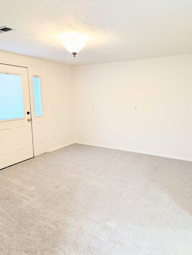 Building Photo - 18 E 900 S